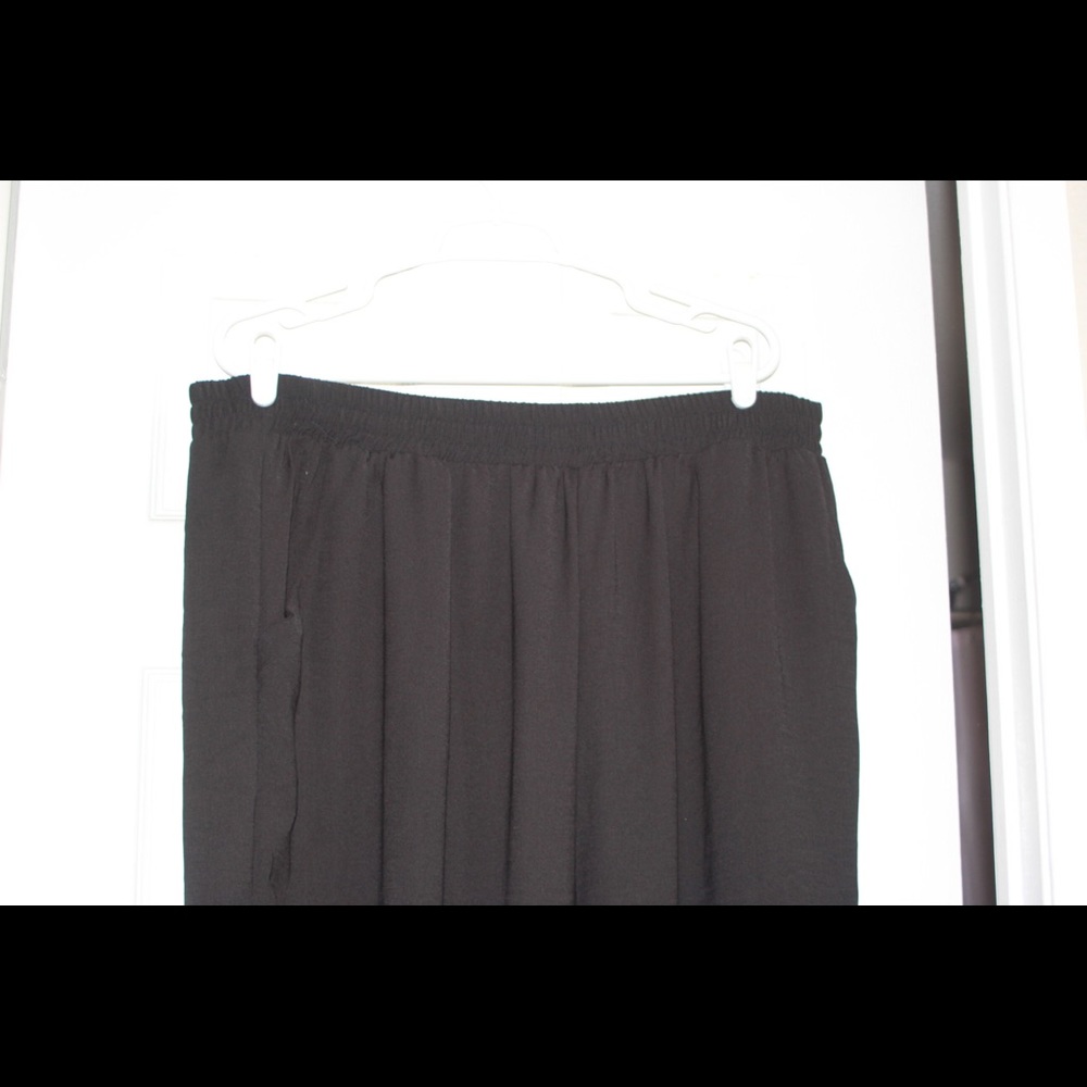 Thin, black cargo pants with 4 pockets and elastic
